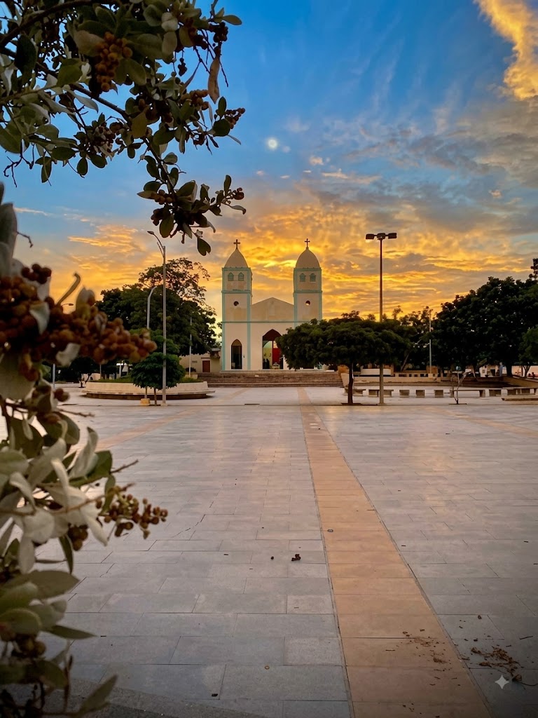 Plaza principal de candelaria: Espacio público y punto de encuentro comunitario, adecuado con zonas verdes, iluminación y áreas de esparcimiento para eventos culturales.