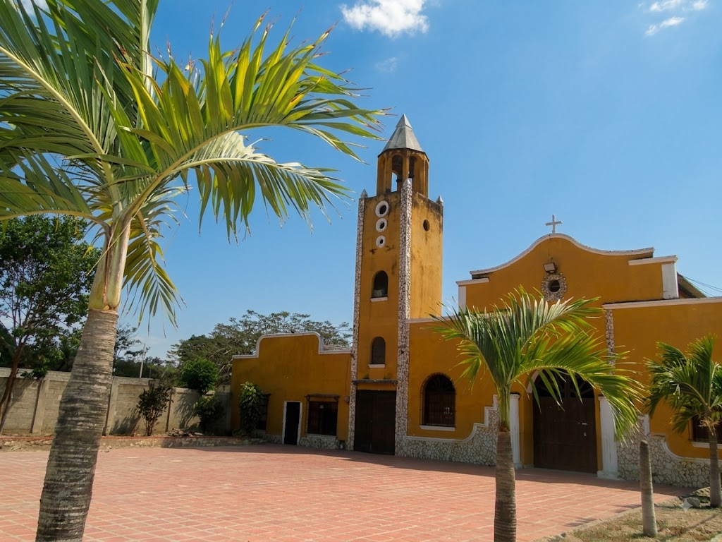 Iglesia San José de Luruaco: Templo parroquial representativo situado frente al parque central, referente de la fe e identidad cultural comunitaria.