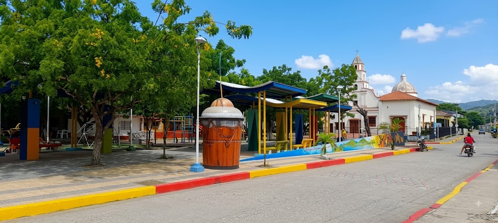 Plaza de la Arepa con Huevo / Plaza Principal: Espacio público central del municipio renovado para honrar el festival y la tradición gastronómica insignia de Luruaco, además de servir como punto de integración social.
