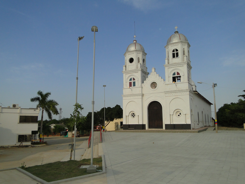 Parroquia San Luis Beltrán de Manatí Es el templo religioso más relevante del municipio y el eje central de su vida comunitaria.