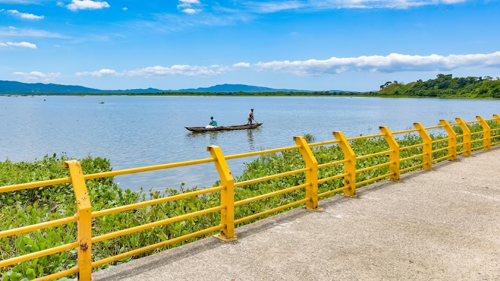 Embalse del Guájaro Gran complejo hídrico y reserva natural que comparte jurisdicción con municipios vecinos.