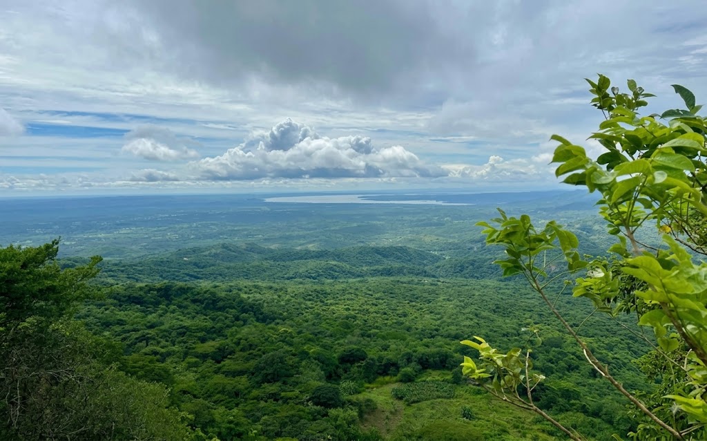 Cerro de La Vieja: El punto geográfico más alto del departamento del Atlántico. Ofrece una vista panorámica espectacular del territorio, el mar Caribe al horizonte y la Serranía de Tubará. Es una obra natural emblemática para el senderismo y el ecoturismo