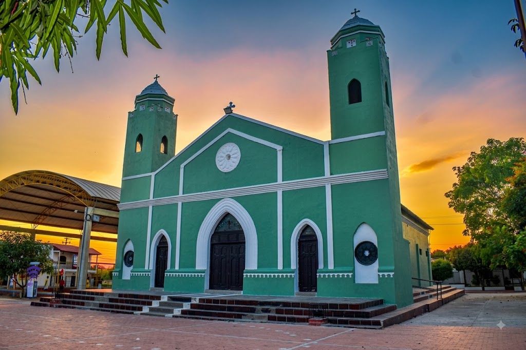 Iglesia San Luis Beltrán: Es el principal templo católico del municipio y el eje sobre el cual se desarrolló el trazado urbano histórico de Polonuevo. Destaca por su arquitectura tradicional caribeña y por ser el punto focal de la vida espiritual y las festividades locale