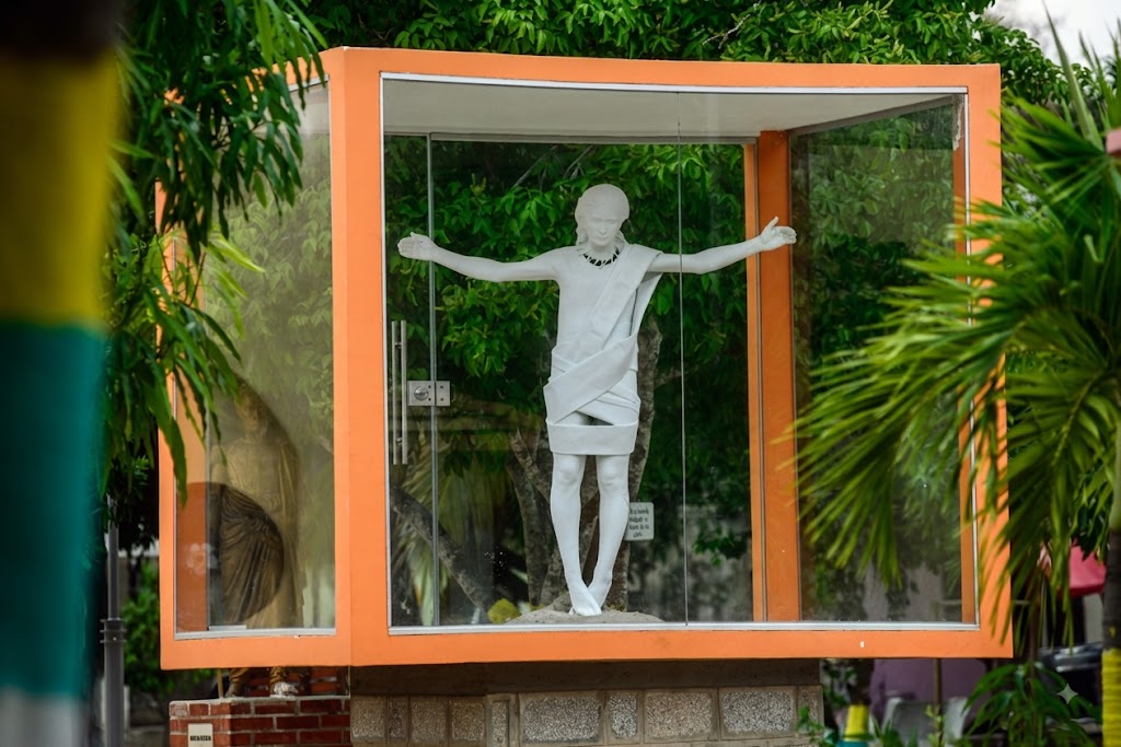 Escultura del Cristo del Perdón: Ubicada en las inmediaciones de la iglesia principal, es una obra emblemática rodeada de una singular narrativa local. Fue erigida en homenaje y reinterpretación de la antigua escultura del "Cristo del Dolor" (creada originalmente por la artista empírica Leonor Martínez), destacándose por su particular fisionomía y su profundo mensaje de reconciliación.