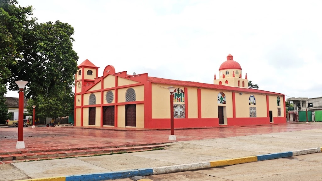 Iglesia San José de Ponedera: Es el templo parroquial principal y epicentro de la fe en el municipio. Destaca por su arquitectura tradicional frente a la plaza principal, sirviendo como punto de encuentro en las festividades religiosas del patrono San José.