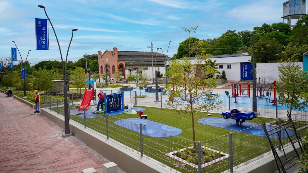 Parque Central de Ponedera: Espacio de integración comunitaria remodelado dentro del programa de renovación urbana del departamento. Cuenta con áreas de esparcimiento, zonas gastronómicas y un espacio permanente dedicado a la exhibición del arte alfarero.