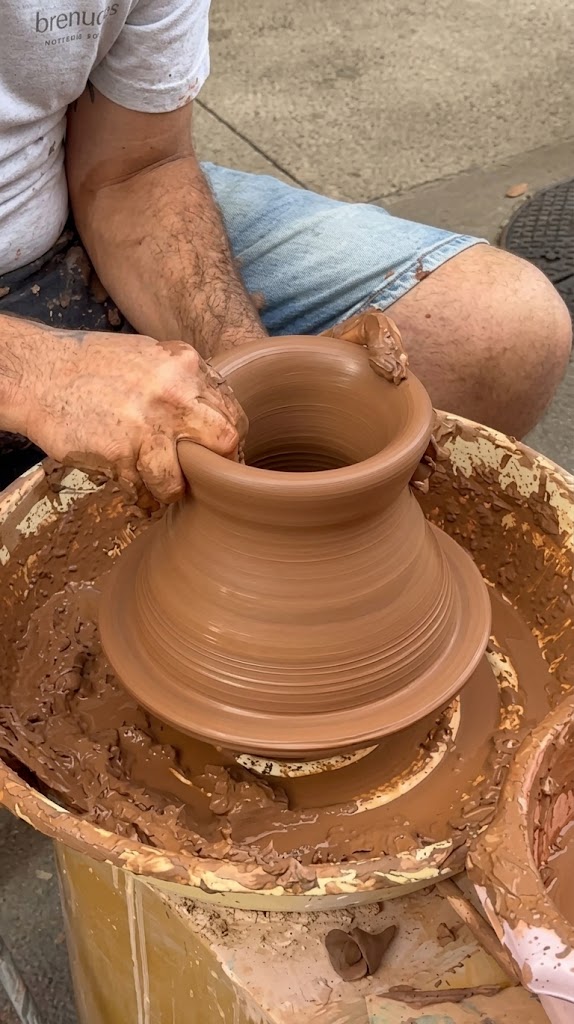 Talleres Alfareros y la "Ruta de la Arcilla": Más que un monumento de concreto, las verdaderas obras vivas de Ponedera son sus talleres de alfarería tradicional. Artesanos locales transforman la arcilla extraída del río en jarras, tinajas y artesanías reconocidas a nivel departamental y nacional.