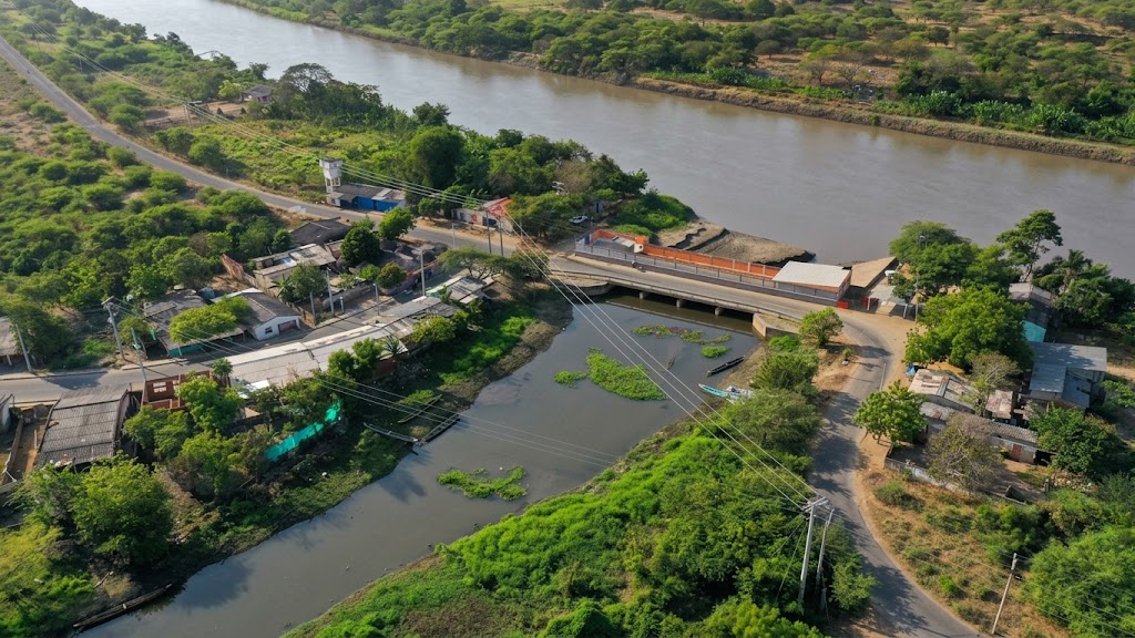 Las Compuertas de Villa Rosa y El Porvenir: Obras de ingeniería hidráulica que regulan el paso del agua entre el embalse y sus canales, clave históricamente para el control hídrico y el distrito de riego del sector.