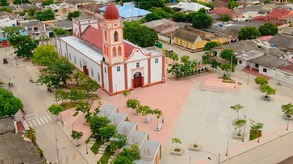 Plaza Principal de Sabanagrande: Es el punto neurálgico de las tradicionales fiestas patronales del 22 de mayo y aparece representada en el propio escudo oficial de Sabanagrande como símbolo de la identidad municipal.