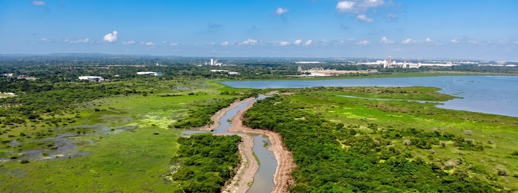Complejo Lagunar y Ciénaga de Sabanagrande: A nivel de entorno paisajístico e infraestructura ambiental, la ciénaga y sus caños interconectados representan la principal arteria ecológica y de pesca artesanal de la comunidad. Su muelle e intervenciones de recuperación ambiental forman parte clave del circuito ecoturístico ribereño.