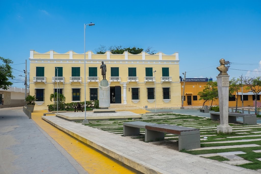 Museo Bolivariano (Casa de Bolívar): Una casona de arquitectura tradicional donde el Libertador Simón Bolívar se alojó durante sus últimos días antes de partir hacia Santa Marta. Hoy funciona como un espacio cultural que resguarda la memoria histórica de la región.