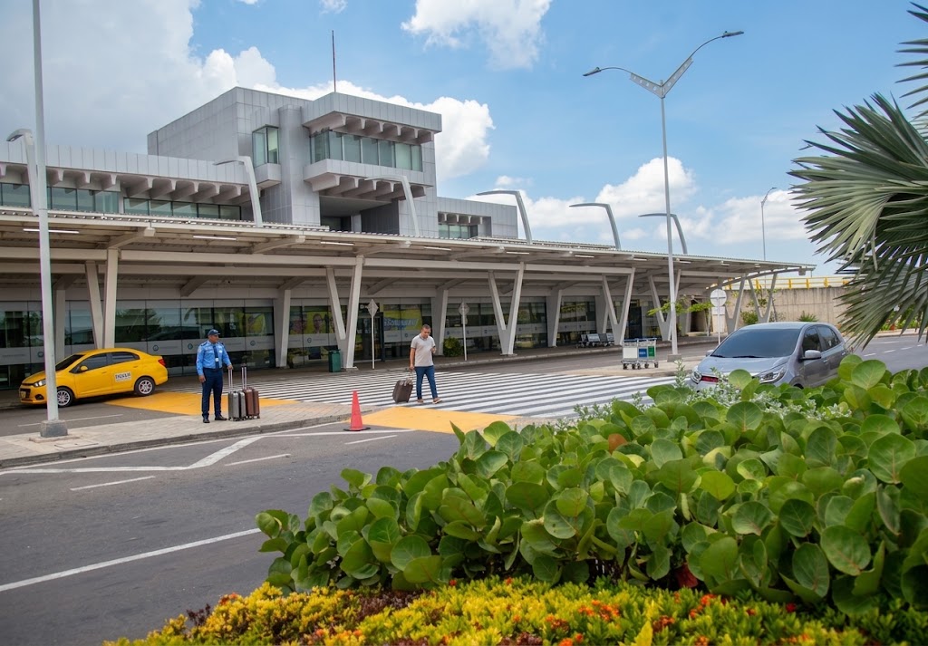 Aeropuerto Internacional Ernesto Cortissoz: Ubicado en territorio soledeño, es la principal terminal aérea que sirve a Barranquilla y a todo el departamento del Atlántico, siendo una obra clave para la conectividad nacional e internacional.