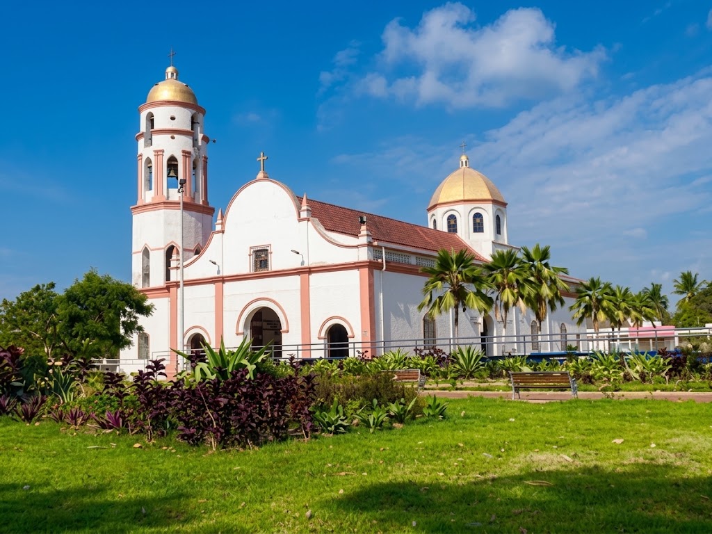 Parroquia Santo Tomás de Villanueva Ubicada frente a la gran plaza principal, este templo es el eje de la vida espiritual, histórica y arquitectónica del municipio. Es el centro de eventos de fe de gran arraigo en el Caribe, como la conmemoración de la Semana Santa tomasina.