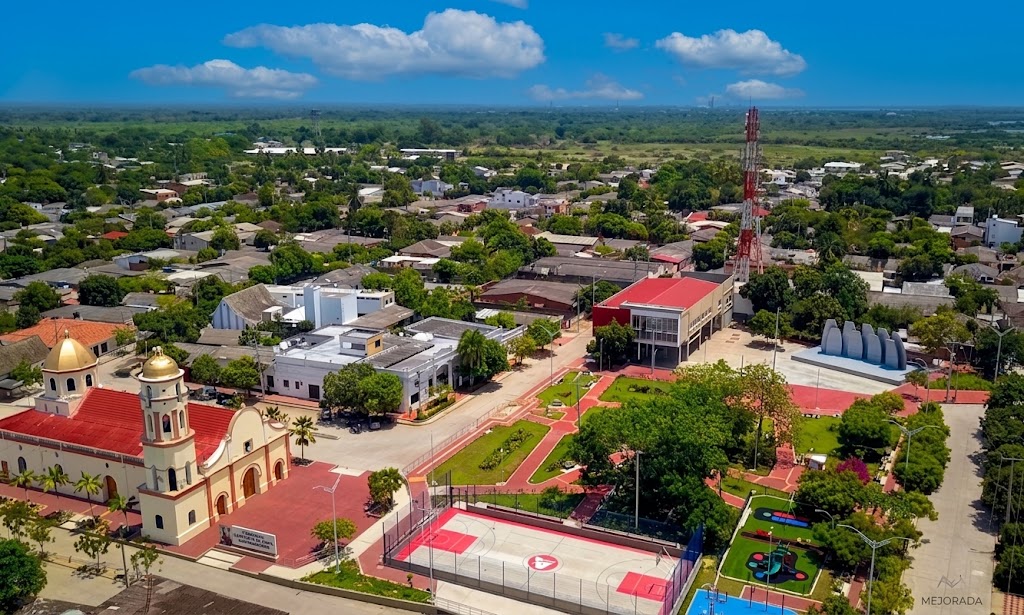 Gran Plaza Principal de Santo Tomás Un espacio público que abarca alrededor de 8.000 metros cuadrados, considerado entre las plazas urbanas más amplias de los municipios del departamento. Cuenta con amplias zonas verdes, senderos peatonales, cancha múltiple, juegos infantiles y una concha acústica con tarima de eventos. Es el epicentro de la integración comunitaria.