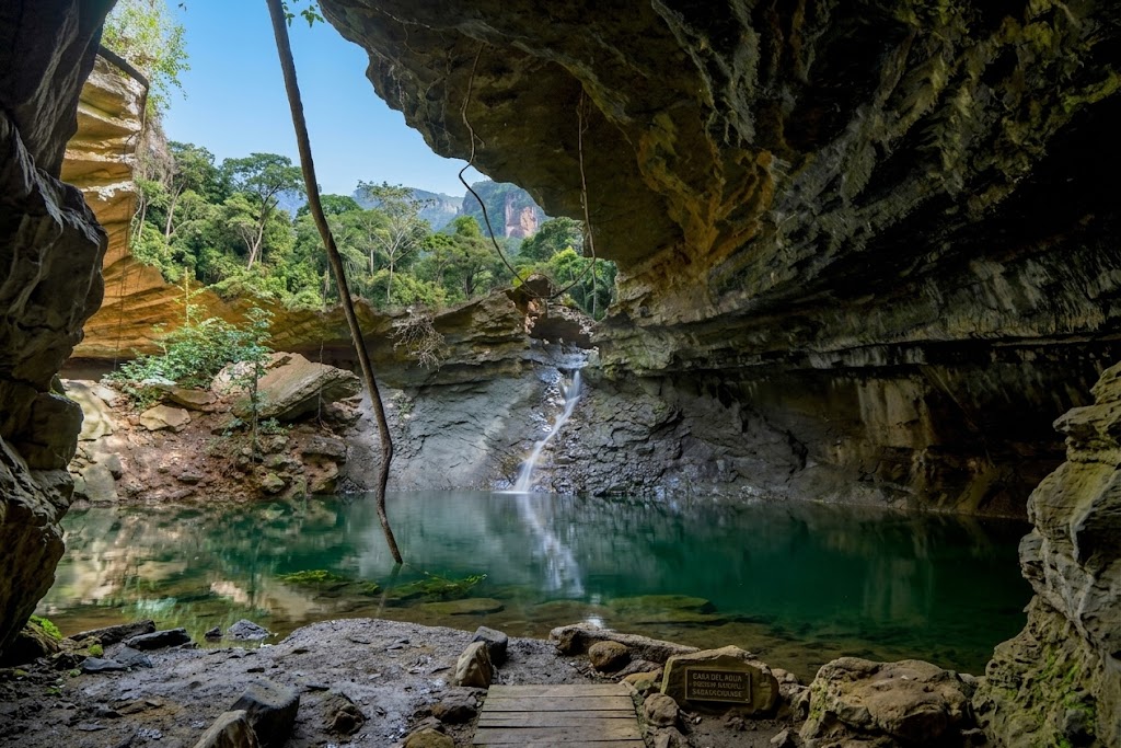 Pozo y Chorro de San Luis Beltrán (Corral de San Luis) Infraestructura natural e histórica vinculada a la tradición dominicana del siglo XVI. Cuenta la memoria local que en este pozo brotó agua gracias a San Luis Beltrán durante una época de sequía. Hoy es un sitio ecoturístico acondicionado con senderos y balnearios naturales.